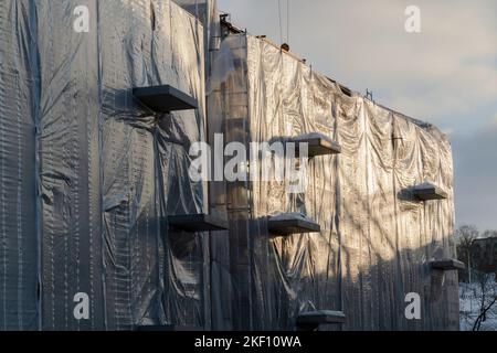 Unfertige Konstruktionen von Wohnungen im Winter. Wohnungskrise, Bauunternehmen gehen bankrott und lassen unfertige Gebäude. Stockfoto