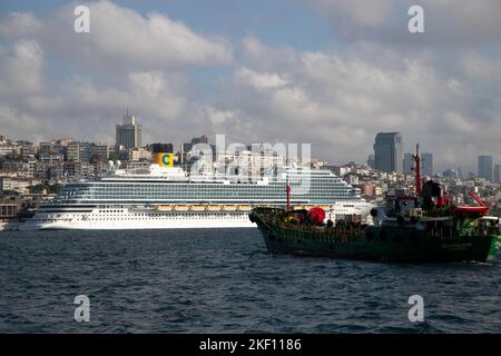 Istanbul, Türkei - 8-28-2022:Schiff im bosporus, historische Ansicht von Istanbul Stockfoto