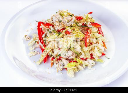 Vegane Paella auf weißem Hintergrund. Mediterrane Ernährung. Gesundes Lebensmittelkonzept. Flach liegend, Draufsicht, Kopierbereich Stockfoto