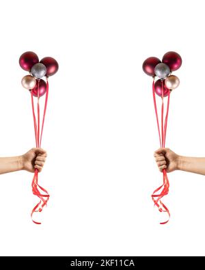Weihnachtsmockup mit Ballons in der Hand. Mann mit weihnachtsschmuck, der wie Ballons auf weißem Hintergrund aussieht. Stockfoto