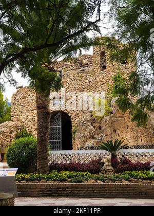 Die Kapelle der Jungfrau des Felsens in Mijas. Mijas ist eines der schönsten „weißen“ Dörfer Südspaniens in Andalusien. Stockfoto