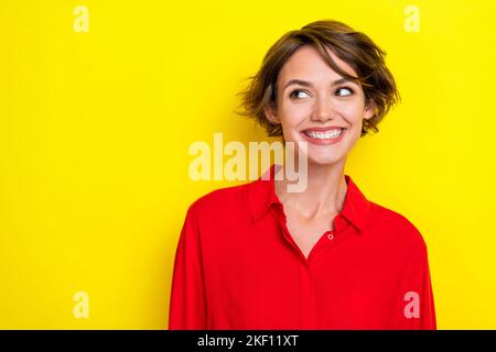 Nahaufnahme Porträt Foto von jungen erfolgreichen Business-Dame tragen stilvolle leuchtend rote Hemd aussehen verträumt neue Leerstelle leeren Raum auf gelbe Farbe isoliert Stockfoto