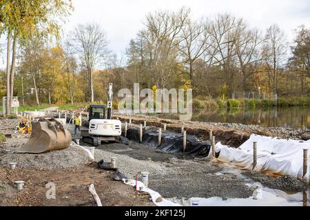 Fulda, Deutschland. 15.. November 2022. Im Aueweiher finden Bauarbeiten zur Vorbereitung der State Garden Show statt. Am Dienstag wurde das Programm der Landesgartenschau 2023 in Fulda vorgestellt. Quelle: Hannes P. Albert/dpa/Alamy Live News Stockfoto