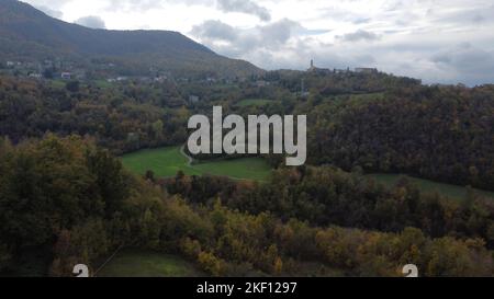 Vezzolacca Piacenza Italien szenische Drohne Luftaufnahme des Herbstes farbigen Treswald Stockfoto