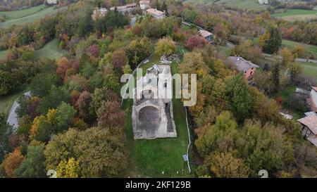 Vezzolacca Piacenza Italien szenische Drohne Luftaufnahme des Herbstes farbigen Treswald Stockfoto