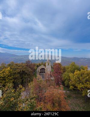 Vezzolacca Piacenza Italien szenische Drohne Luftaufnahme des Herbstes farbigen Treswald Stockfoto