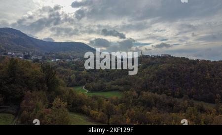 Vezzolacca Piacenza Italien szenische Drohne Luftaufnahme des Herbstes farbigen Treswald Stockfoto