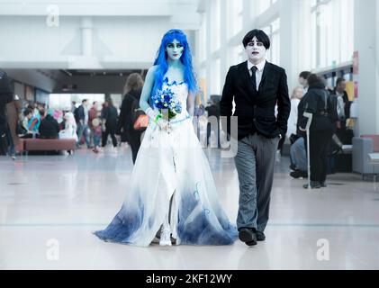 BIRMINGHAM, GROSSBRITANNIEN - 13. NOVEMBER 2022. Ein Paar Cosplayer für Braut und Bräutigam, bekleidet als Corpse Bride von Timothy Burton und Dead Boy, die bei MCM Birming spazieren gehen Stockfoto