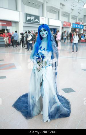 BIRMINGHAM NEC, GROSSBRITANNIEN – 13. NOVEMBER 2022. Eine Cosplayerin, die als die Corpse Bride auf der MCM Birmingham Comic Con 2022 gekleidet ist. Stockfoto