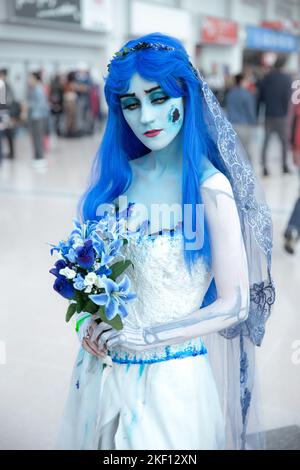 BIRMINGHAM NEC, GROSSBRITANNIEN - 13. NOVEMBER 2022. Eine weibliche Cosplayer, verkleidet als Tim Burtons Totenbraut auf der MCM Birmingham Comic Con 2022. Stockfoto