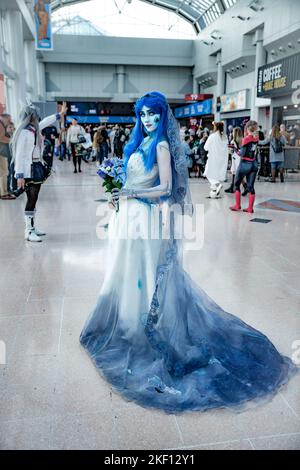 BIRMINGHAM NEC, GROSSBRITANNIEN – 13. NOVEMBER 2022. Eine Cosplayerin, die als die Corpse Bride auf der MCM Birmingham Comic Con 2022 gekleidet ist. Stockfoto