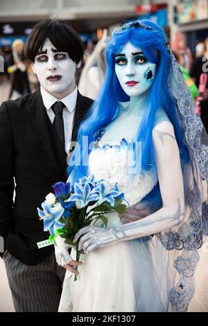 BIRMINGHAM, GROSSBRITANNIEN - 13. NOVEMBER 2022. Ein Paar Cosplayer für Braut und Bräutigam, bekleidet als Corpse Bride von Timothy Burton und Dead Boy, die bei MCM Birming spazieren gehen Stockfoto