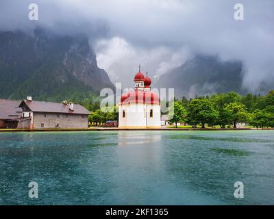 St. Bartholomäus oder St. Bartholomäus ist eine römisch-katholische Kirche am Konigssee in Bayern Stockfoto