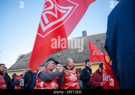 15. November 2022, Sachsen, Görlitz: Alstom und Siemens-Mitarbeiter protestieren mit einem Warnstreik vor dem Siemens-Energiewerk. Ein Mann spielt Trompete. Foto: Paul Glaser/dpa-Zentralbild/dpa Stockfoto