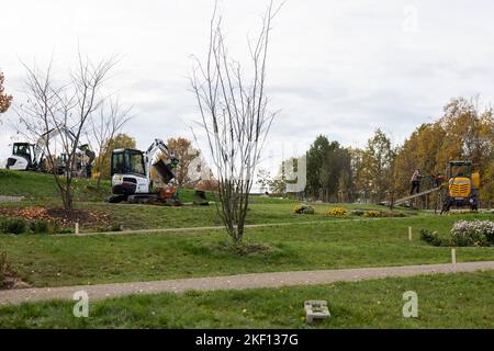 Fulda, Deutschland. 15.. November 2022. Arbeiter arbeiten auf dem Gelände des zukünftigen „Kulturgartens“ der kommenden State Garden Show. Am Dienstag wird das Programm der Landesgartenschau 2023 in Fulda vorgestellt. Quelle: Hannes P. Albert/dpa/Alamy Live News Stockfoto