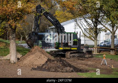 Fulda, Deutschland. 15.. November 2022. Ein Bagger steht auf dem Gelände des zukünftigen 'Genussgartens' der kommenden State Garden Show. Am Dienstag wird das Programm der Landesgartenschau 2023 in Fulda vorgestellt. Quelle: Hannes P. Albert/dpa/Alamy Live News Stockfoto