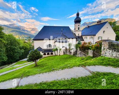 Die Wallfahrtskirche St. Anton ist eine Wallfahrtskirche und ein Franziskanerkloster oberhalb der Stadt Garmisch-Partenkirchen in Bayern Stockfoto