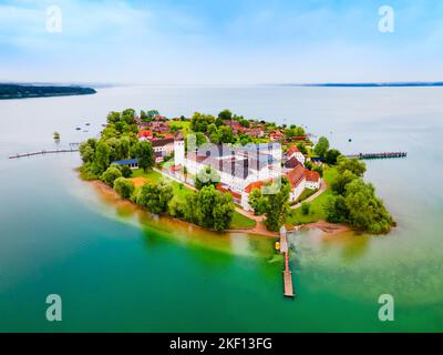 Frauenchiemsee oder Kloster Frauenworth Luftpanorama, es ist eine Benediktinerabtei auf der Insel Frauenchiemsee im Chiemsee, Bayern in Germ Stockfoto