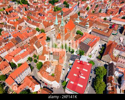 Luftpanorama der Kirche St. Sebaldus oder St. Sebald in der Nürnberger Altstadt. Nürnberg ist die zweitgrößte Stadt des bayerischen Bundesstaates in Deutschland. Stockfoto