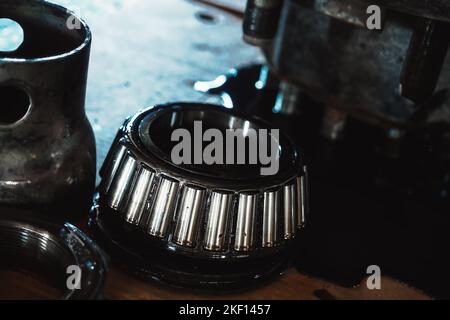 Geschmiertes Rollenlager. Reparaturteil für Fahrzeugaufhängung. Nahaufnahme. Hintergrund... Stockfoto