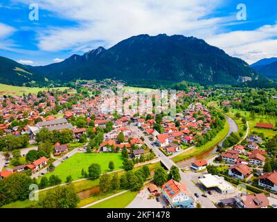 Oberammergau Luftpanorama. Oberammergau ist eine Stadt im Landkreis Garmisch-Partenkirchen in Bayern, Deutschland Stockfoto