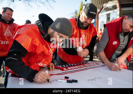 15. November 2022, Sachsen, Görlitz: Alstom-Mitarbeiter unterschreiben bei einem Warnstreik vor dem Alstom-Werk ein Plakat für den Erhalt von Arbeitsplätzen bei Alstom. Foto: Paul Glaser/dpa-Zentralbild/dpa Stockfoto