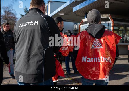 15. November 2022, Sachsen, Görlitz: Mitarbeiter der Metall- und Elektroindustrie protestieren mit einem Warnstreik vor dem Werk Alstom. Foto: Paul Glaser/dpa-Zentralbild/dpa Stockfoto