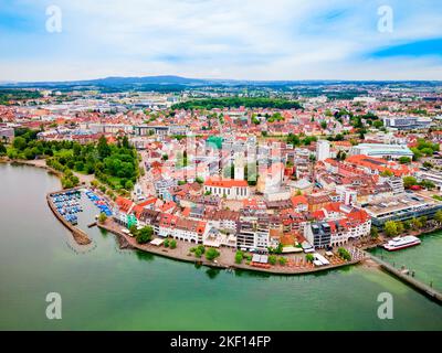 Friedrichshafen Luftpanorama. Friedrichshafen ist eine Stadt am Ufer des Bodensees in Bayern. Stockfoto