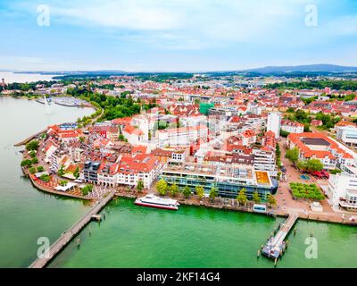 Friedrichshafen Luftpanorama. Friedrichshafen ist eine Stadt am Ufer des Bodensees in Bayern. Stockfoto