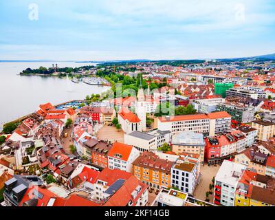 Friedrichshafen Luftpanorama. Friedrichshafen ist eine Stadt am Ufer des Bodensees in Bayern. Stockfoto