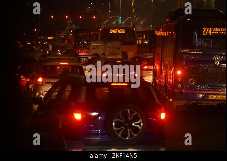 Neu-Delhi, Delhi, Indien. 15.. November 2022. Der Verkehr steht immer noch an einer verstopften Straße in Neu-Delhi. Laut den Vereinten Nationen (UN) soll die Weltbevölkerung am 15. November 2022 eine Marke von acht Milliarden erreichen. Laut dem Bericht wird Indien China als das bevölkerungsreichste Land der Welt im Jahr 2023 übertreffen. (Bild: © Kabir Jhangiani/ZUMA Press Wire) Stockfoto