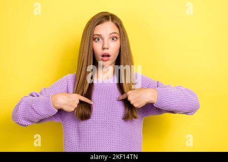 Foto von staunte Dame tragen stilvolle gestrickte Pullover Hand zeigen sich Problem Probleme, warum ich auf gelben Hintergrund isoliert Stockfoto