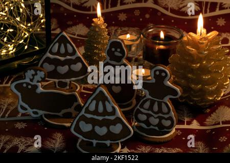 Foto Weihnachten Lebkuchen und brennende Kerzen auf dem Tisch Stockfoto