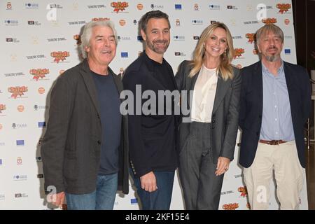 Rom, Italien. 15.. November 2022. (Von links nach rechts) Tullio Solenghi, Raoul Bova, Serena Autieri und Alberto Ferrari nehmen an der Fotoausstellung des Films „The Christmas Show“ im NH Hotel Giustuniano Teil. Kredit: SOPA Images Limited/Alamy Live Nachrichten Stockfoto