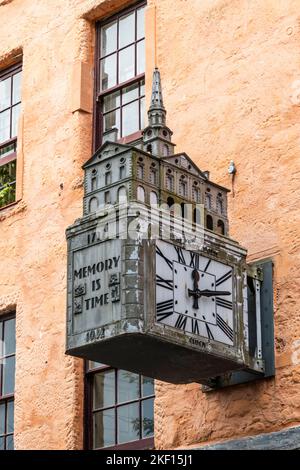 Die Stadthausuhr in der Dundee High Street. Stockfoto