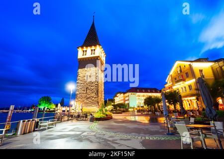 Der Mangturm oder Mangenturm ist ein alter Turm in der Altstadt von Lindau bei Nacht. Lindau ist eine große Stadt und Insel am Bodensee oder Bodensee in Bayern Stockfoto