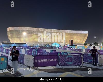 Das 80.000-Sitzer-Lusail Stadium Nachtansicht - Hier wird das Finale der FIFA Fußball-Weltmeisterschaft Katar 2022 ausgetragen Stockfoto