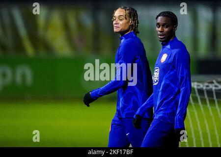 ZEIST, NIEDERLANDE - 14. NOVEMBER: Xavi Simons aus den Niederlanden und Jeremie Frimpong aus den Niederlanden während einer Trainingsveranstaltung der niederländischen Fußballmannschaft vor der FIFA Fußball-Weltmeisterschaft Katar 2022 auf dem KNVB Campus am 14. November 2022 in Zeist, Niederlande (Foto: Rene Nijhuis/Orange Picles) Stockfoto