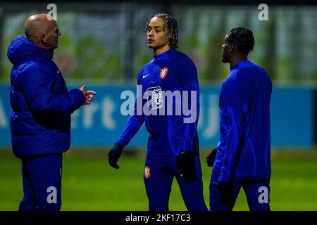 ZEIST, NIEDERLANDE - 14. NOVEMBER: Xavi Simons aus den Niederlanden und Jeremie Frimpong aus den Niederlanden während einer Trainingsveranstaltung der niederländischen Fußballmannschaft vor der FIFA Fußball-Weltmeisterschaft Katar 2022 auf dem KNVB Campus am 14. November 2022 in Zeist, Niederlande (Foto: Rene Nijhuis/Orange Picles) Stockfoto