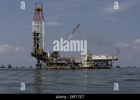 Cabimas-Lago de Maracaibo-Venezuela- 07-07- 2010. Türme und Ölplattformen und Pumpenheber des staatlichen Öls. PDVSA werden auf dem Maracaibo-See beobachtet Stockfoto