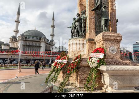 15. November 2022: Der Blick vom Taksim-Platz im Stadtteil Beyoglu in Istanbul, Türkei, am 15. November 2022 nach dem Terroranschlag auf die Istiklal Avenue am 13. November. Bei dem Terroranschlag, der am Sonntag, dem 13. November, in der Taksim Istiklal Straße in Istanbul stattfand, kamen 6 Menschen ums Leben und 81 Menschen wurden verletzt. Viele Menschen, die den Ort der Explosion besuchten, verließen Nelken und Kränze zum Gedenken an die Bürger, die ihr Leben verloren. (Bild: © Tolga Ildun/ZUMA Press Wire) Stockfoto