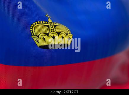 Nahaufnahme des Winkens der Liechtensteiner Nationalflagge. Das Fürstentum Liechtenstein ist ein mitteleuropäischer Staat. Texturierter Hintergrund aus Stoff. Se Stockfoto