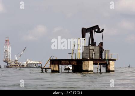 Cabimas-Lago de Maracaibo-Venezuela- 07-07- 2010. Türme und Ölplattformen und Pumpen jac des staatlichen Öls. PDVSA werden auf dem Maracaibo-See beobachtet. Stockfoto