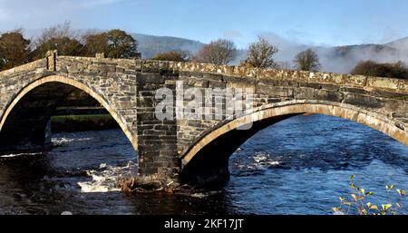 Herbstnebel über der Pont Fawr Bridge eine drei-gewölbte Steinbrücke über den River Conwy im Llanwrst Snowdonia National Park Gwynedd North Wales UK Stockfoto