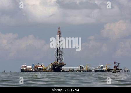 Cabimas-Lago de Maracaibo-Venezuela- 07-07- 2010. Türme und Ölplattformen des staatlichen Öls. PDVSA werden am Ufer des Maracaibo-Sees beobachtet. © JOS Stockfoto