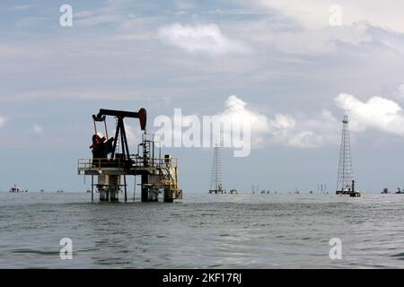 Cabimas-Lago de Maracaibo-Venezuela- 07-07- 2010. Türme und Ölplattformen und Pumpenheber des staatlichen Öls. PDVSA werden auf dem Maracaibo-See beobachtet Stockfoto