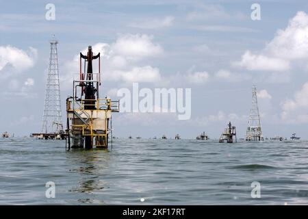 Cabimas-Lago de Maracaibo-Venezuela- 07-07- 2010. Türme und Ölplattformen und Pumpenheber des staatlichen Öls. PDVSA werden auf dem Maracaibo-See beobachtet Stockfoto