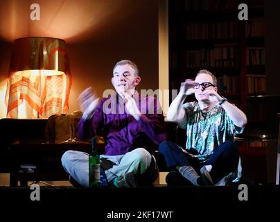 09. November 2022, Berlin: Die Schauspieler Karsten Kramer (Antoine), Dominique Horwitz (Pierre) vr nahmen am 09.11.2022 während der Proben für das Stück 'das Abschiedsessen' im Schlosspark Theater in Berlin Steglitz auf. Der Regisseur ist Philip Tiedemann. Premiere ist am 12.11.2022. © VON XAMAX Foto: XAMAX/dpa Stockfoto