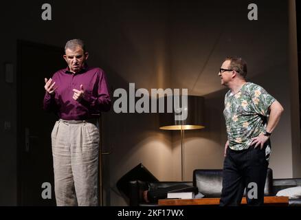 09. November 2022, Berlin: Die Schauspieler Karsten Kramer (Antoine), Dominique Horwitz (Pierre) vr nahmen am 09.11.2022 während der Proben für das Stück 'das Abschiedsessen' im Schlosspark Theater in Berlin Steglitz auf. Der Regisseur ist Philip Tiedemann. Premiere ist am 12.11.2022. © VON XAMAX Foto: XAMAX/dpa Stockfoto