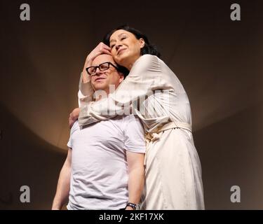 09. November 2022, Berlin: Die Schauspieler Krista Birkner (Clotilde), Karsten Kramer (Antoine) nahmen am 09.11.2022 während der Proben für das Stück 'das Abschiedsessen' im Schlosspark Theater in Berlin Steglitz auf. Regie: Philip Tiedemann. Premiere ist am 12.11.2022. © VON XAMAX Foto: XAMAX/dpa Stockfoto